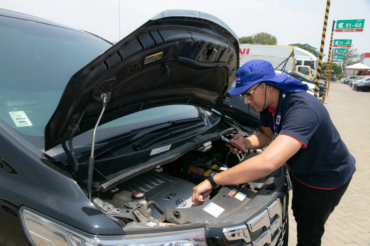 cek-mesin-mobil-bekas