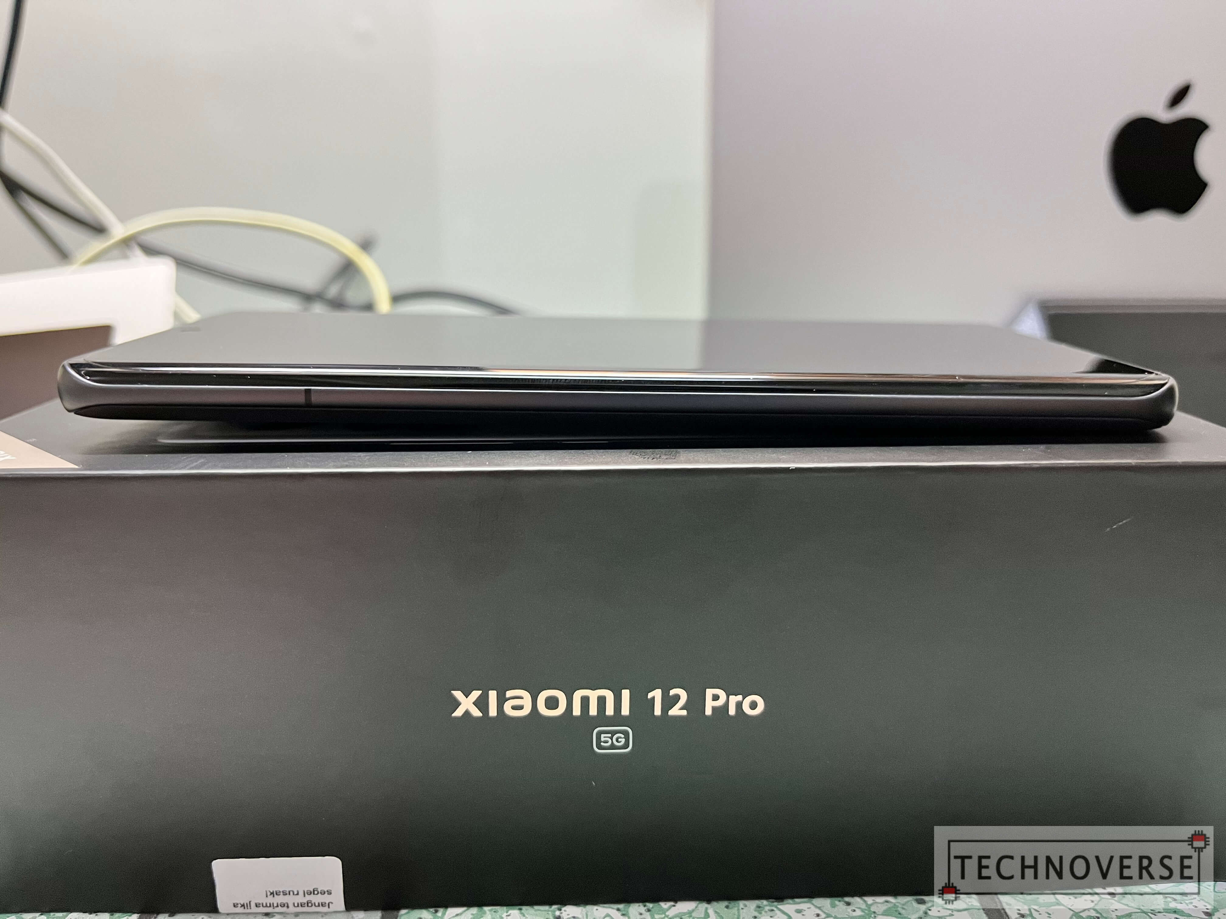 xiaomi-12-pro-phone-left